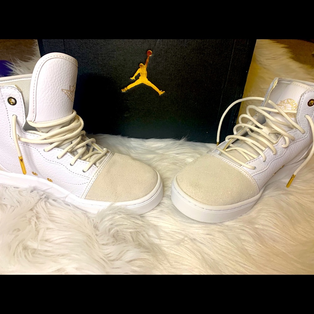 Like New- Cream/White/Gold Jordan Jasmine Suede & Leather 7Y/8.5